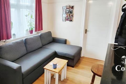 1 bedroom flat to rent, Fountains Crescent, London