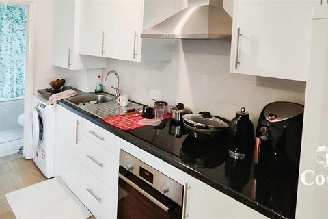 1 bedroom flat to rent, Fountains Crescent, London