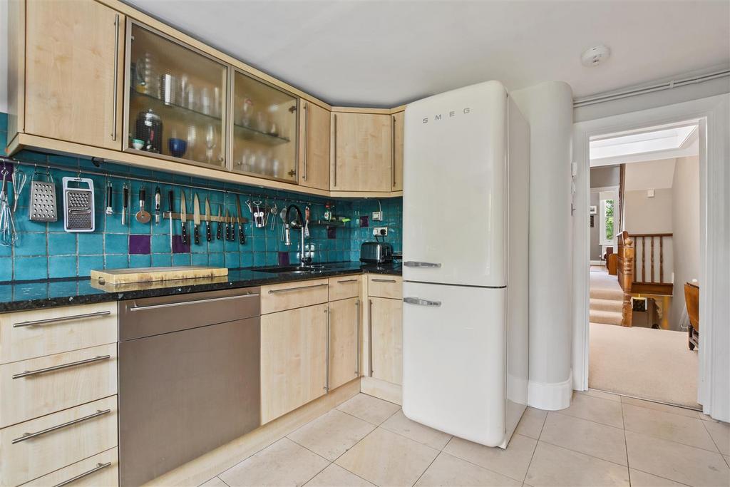 Kitchen 2.jpg