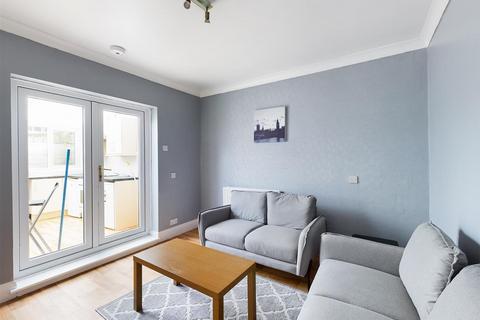4 bedroom terraced house to rent, Bevendean Crescent, Brighton