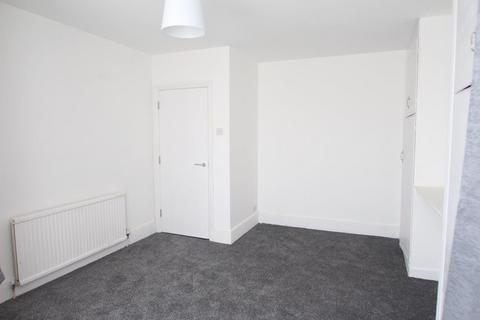 2 bedroom flat to rent, Kensington Gardens Ilford