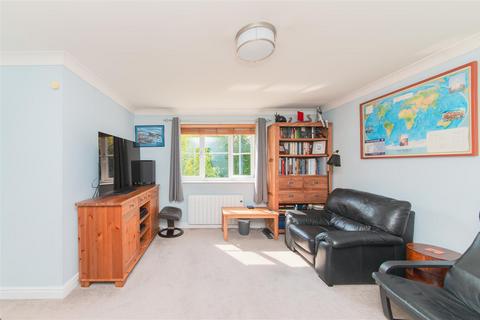 2 bedroom flat for sale, Simms Gardens, London