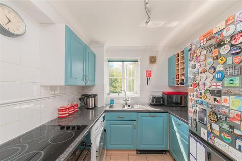 2 bedroom flat for sale, Simms Gardens, London