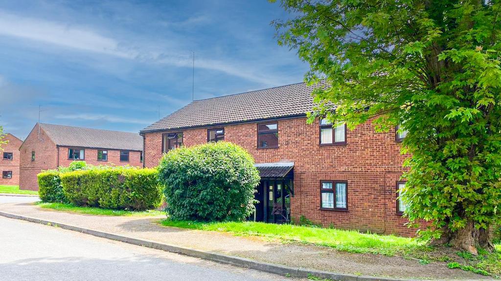Dellfield, Wadesmill, Ware 2 bed flat £1,075 pcm (£248 pw)