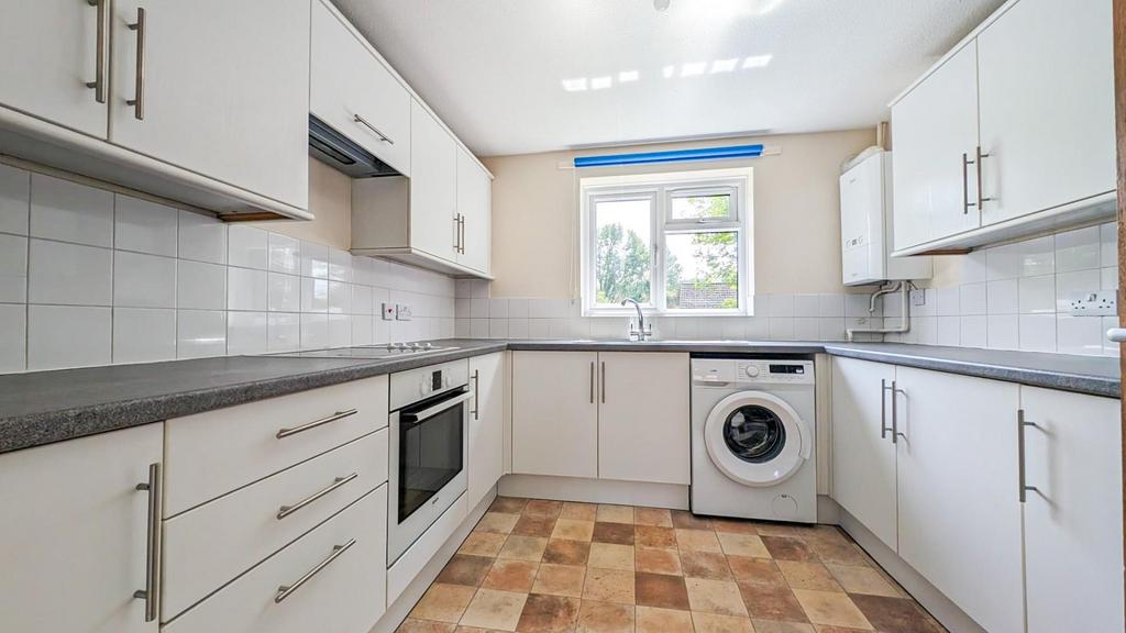 Dellfield, Wadesmill, Ware 2 bed flat to rent £1,075 pcm (£248 pw)