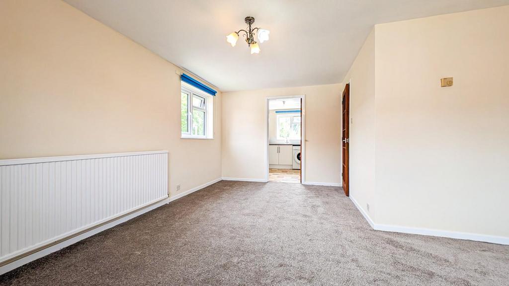 Dellfield, Wadesmill, Ware 2 bed flat to rent £1,075 pcm (£248 pw)
