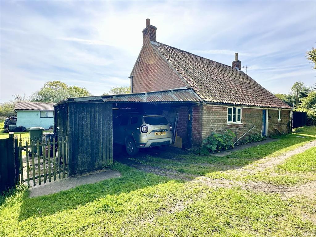 Adjoining garage.JPEG