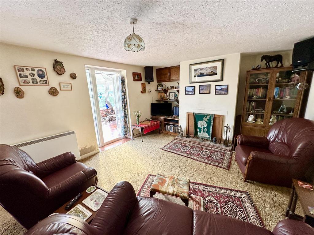 Spacious lounge.JPEG