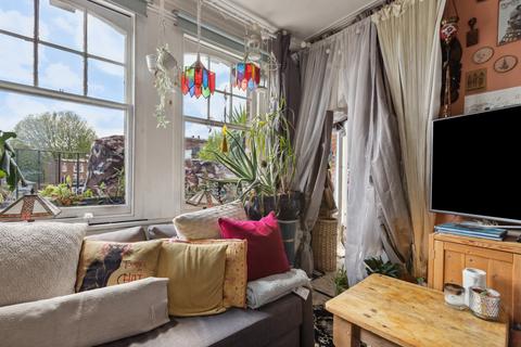 3 bedroom flat for sale, Margravine Gardens London, W6 8RH