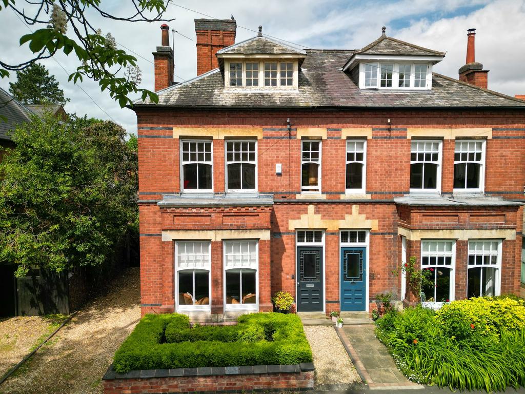 Knighton Drive, Stoneygate, LE2 5 bed semidetached house for sale £