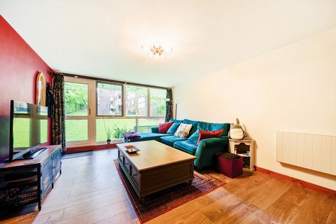 2 bedroom flat for sale, Meadside Park Drive, Woking, GU22