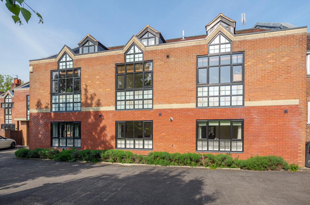 Wokingham, Berkshire RG40 2 bed apartment to rent £2,000 pcm (£462 pw)