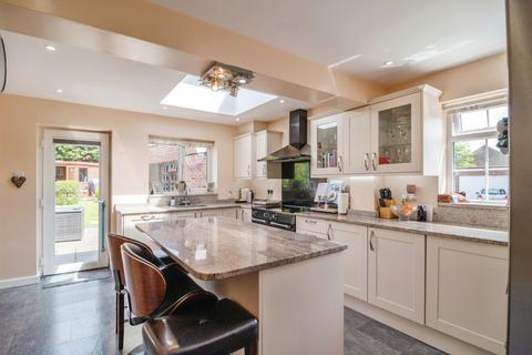 4 bedroom detached house for sale, Winchester Close, Leigh-on-sea, SS9