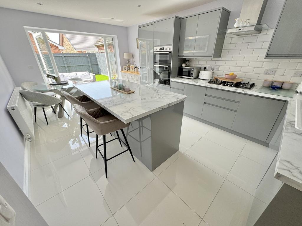 Eldons Drove, Lytchett Matravers... 4 bed detached house for sale £