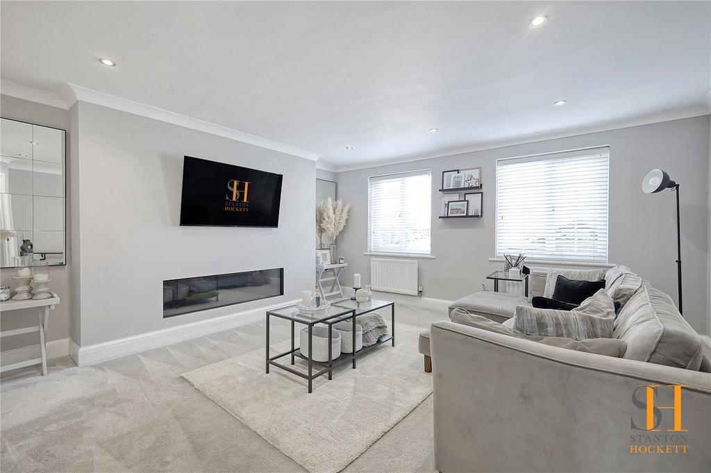 Farne Drive, Wickford, Essex, SS12 4 bed detached house for sale £575,000