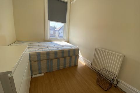 1 bedroom in a house share to rent, Hanover Road, London NW10