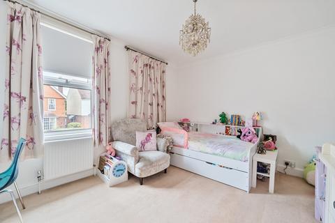 16 Copthorne Road, Leatherhead, KT22 7ED