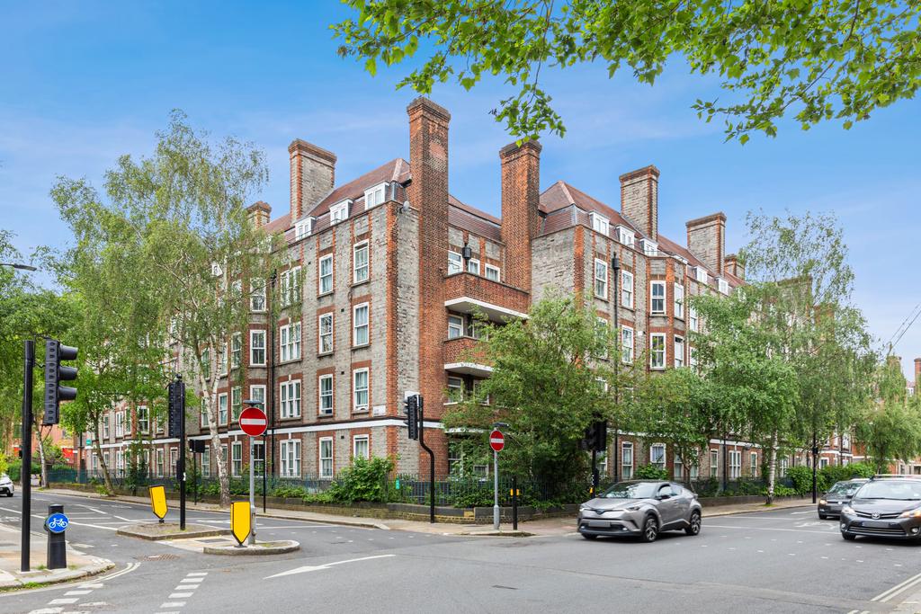 Camden Park Road, Camden, London NW1 3 bed flat for sale £525,000