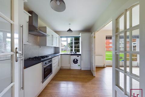 3 bedroom ground floor flat to rent, Garden Close, Ruislip, HA4