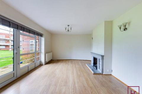 3 bedroom ground floor flat to rent, Garden Close, Ruislip, HA4