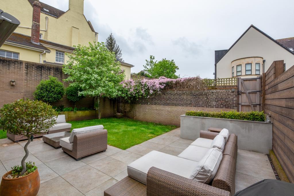 Garden with seating