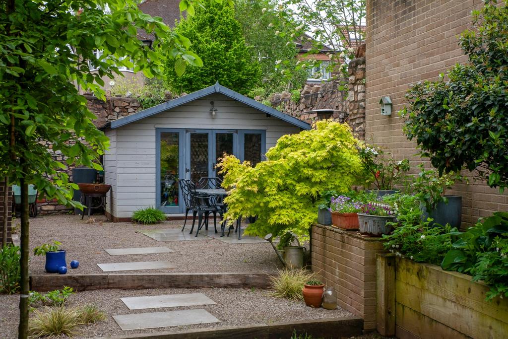 Garden with summer house
