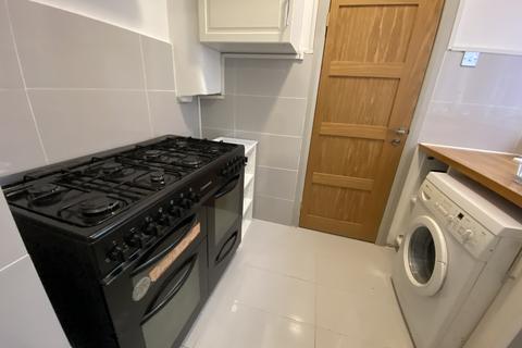 1 bedroom in a house share to rent, Larch Road, London NW2