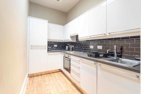 5 bedroom flat to rent, 1700L – Hope Park Terrace, Edinburgh, EH8 9LZ