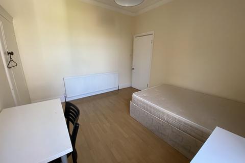 1 bedroom in a house share to rent, Hanover Road, London NW10