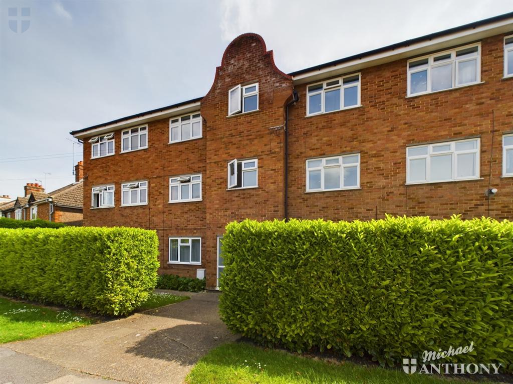 Russell Court, Old Stoke Road, Aylesbury 2 bed flat for sale £200,000