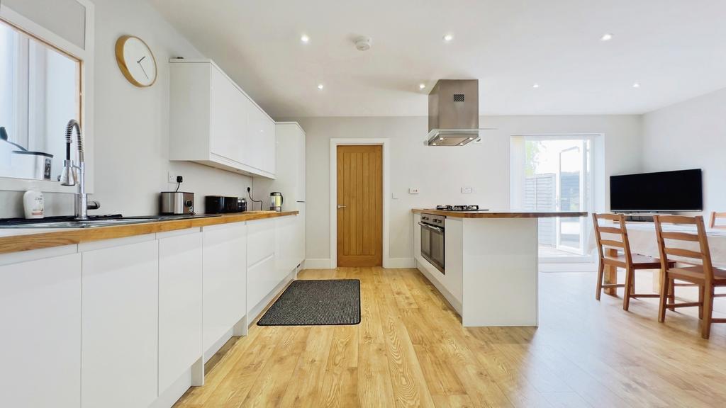 Kitchen/ Dining Room