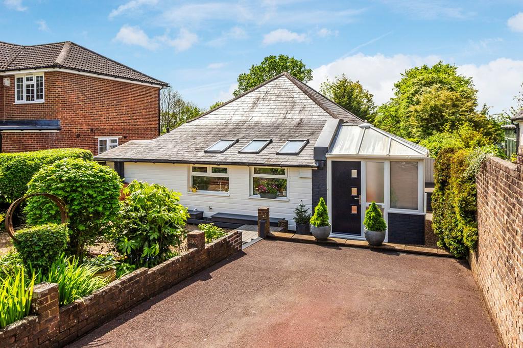 Hilders Lane, Edenbridge, TN8 3 bed detached bungalow for sale £725,000