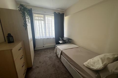 1 bedroom in a house share to rent, Watling Garden, Shoot Up Hill, London NW2