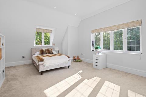 5 bedroom detached house to rent, Burwood Park Road, Hersham, Walton-on-Thames, Surrey, KT12