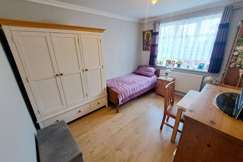 23 Elmer Gardens, Isleworth, TW7 6EY