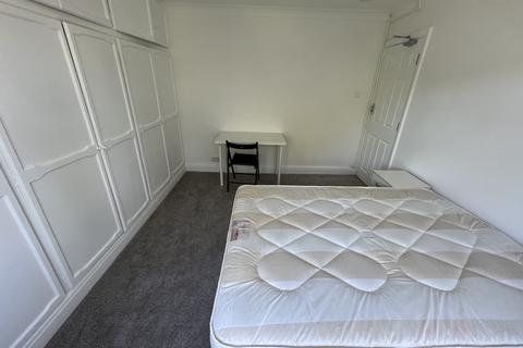 1 bedroom in a house share to rent, Greenfield Gardens, London NW2
