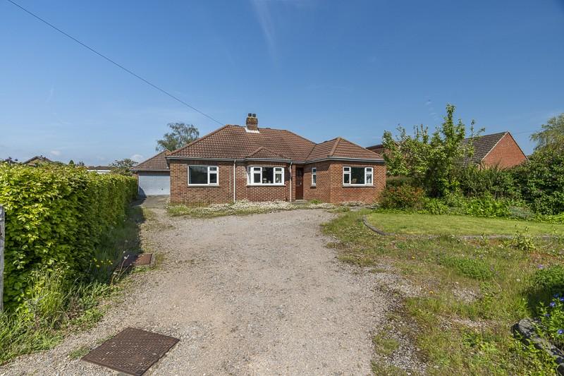 Greenaway Lane, Warsash, Southampton... 3 bed detached bungalow for