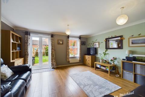 3 bedroom end of terrace house for sale, Coombe Lane, Aylesbury, HP19 7HH