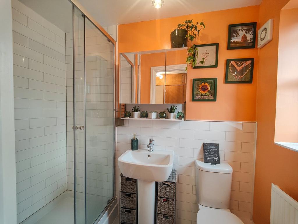En-suite to bedroom 1