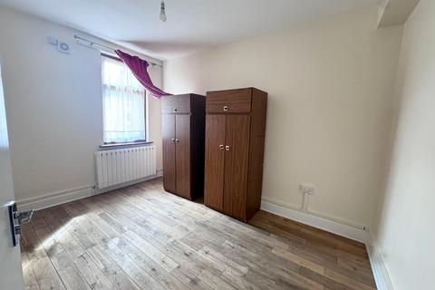 3 bedroom flat to rent, High Road Leyton, London E10