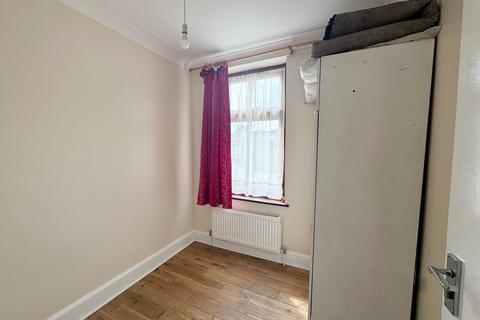 3 bedroom flat to rent, High Road Leyton, London E10