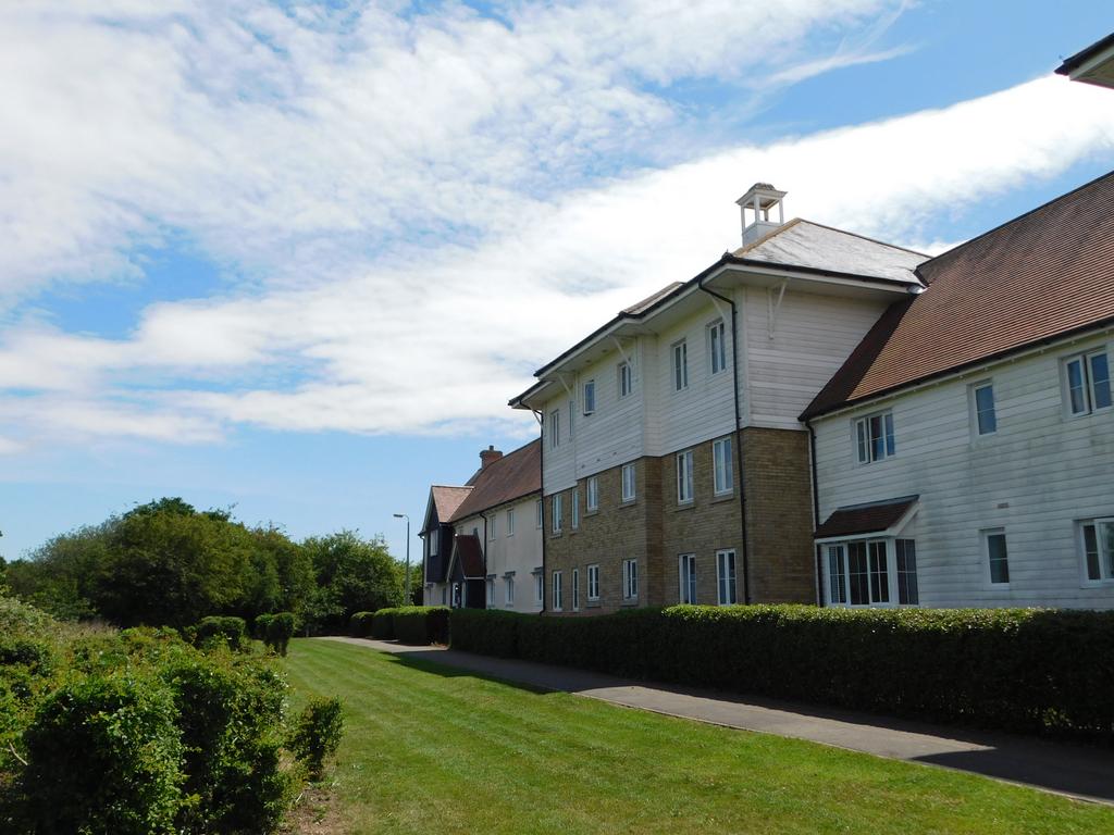 Oxton Close, Colchester CO5 2 bed flat to rent £975 pcm (£225 pw)