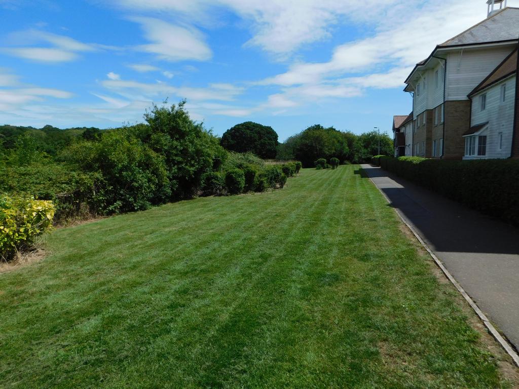 Oxton Close, Colchester CO5 2 bed flat to rent £975 pcm (£225 pw)