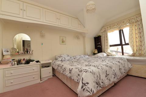 2 bedroom apartment for sale, Barton Court Avenue, Barton on Sea, New Milton, Hampshire, BH25