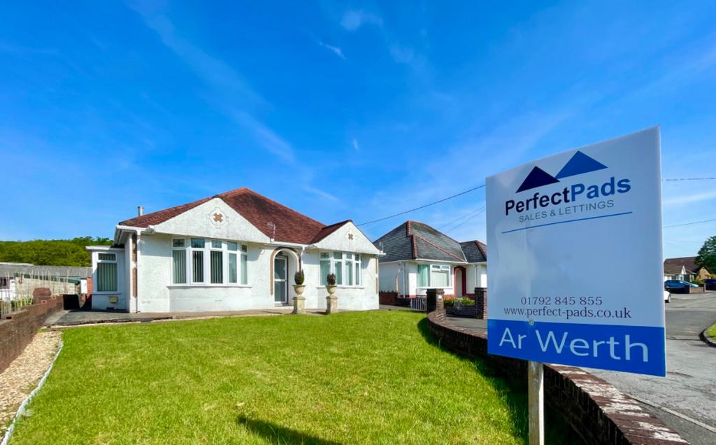 Pontardawe Road, Clydach, Swansea... 3 bed bungalow for sale £270,000