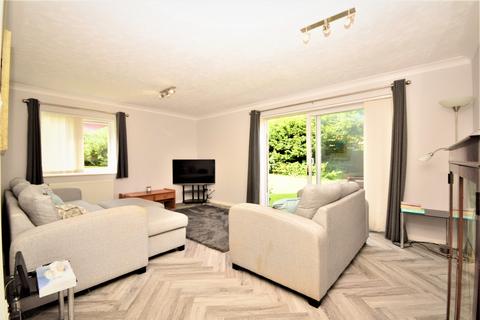 2 bedroom ground floor flat to rent, Hadlow Drive Cliftonville CT9