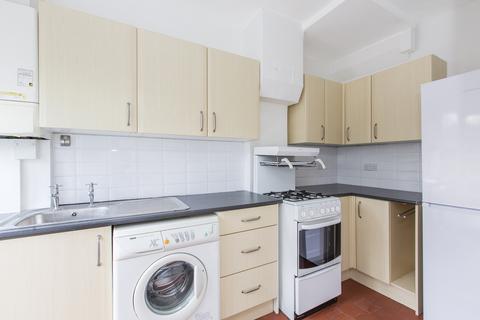 2 bedroom end of terrace house to rent, Chancellor Grove, London, SE21