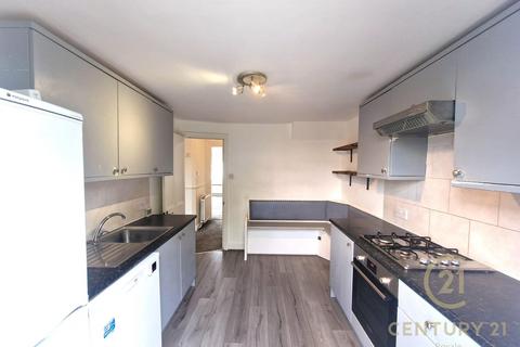 4 bedroom flat to rent, Claremont Avenue, NEW MALDEN KT3
