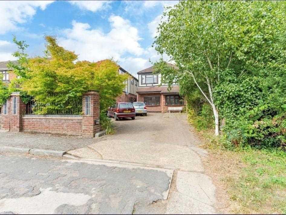 Rayburn Road, Hornchurch, Hornchurch 5 bed detached house to rent £
