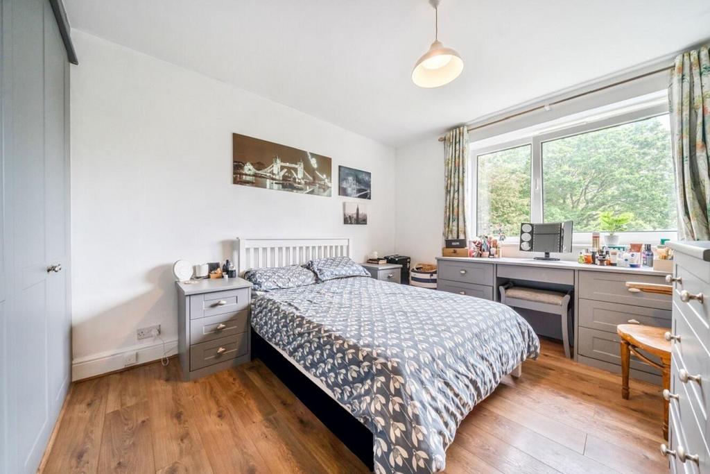 Princes Way, Southfields 2 bed flat for sale £500,000
